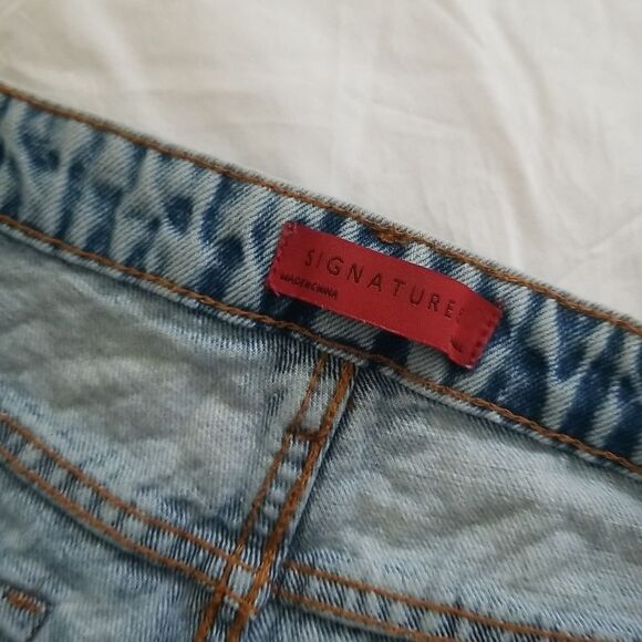 SIGNITURE Jean Shorts Sz. 8 Women's - Picture 4 of 8